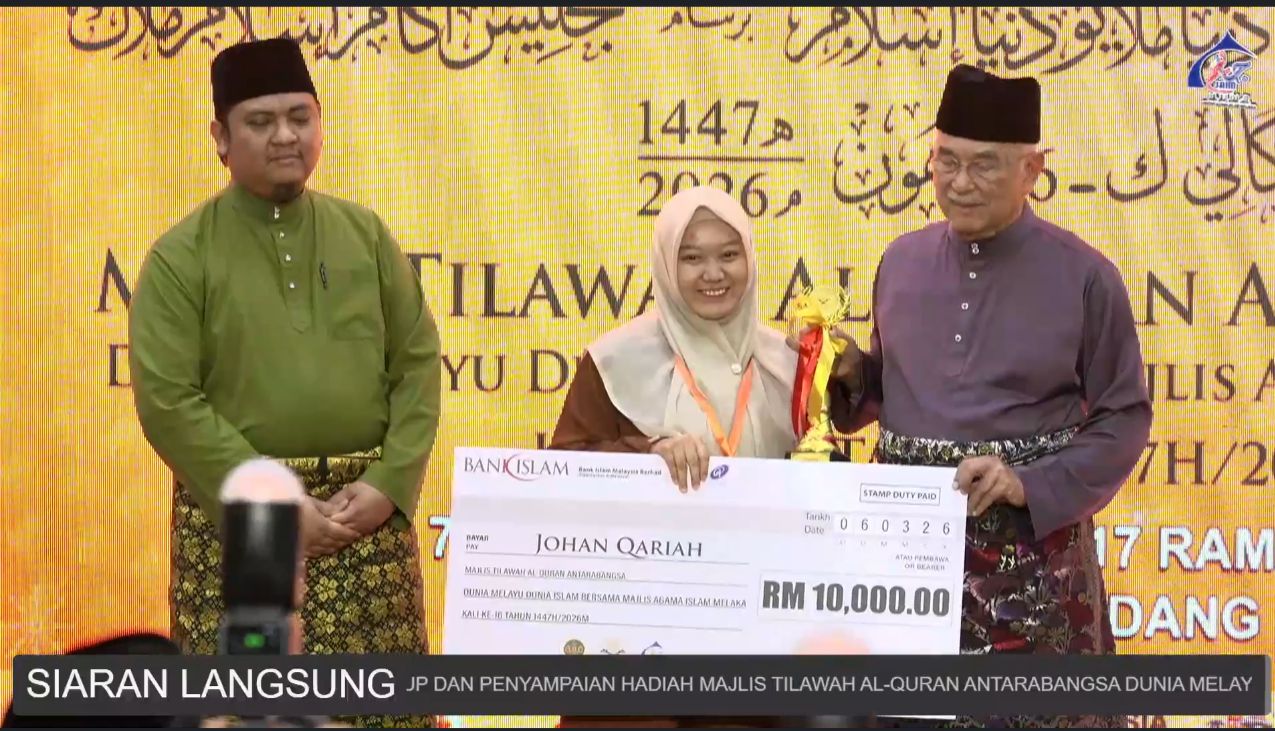Qoriah asal Lamandau Sintia Febriani berhasil meraih juara 1 dalam MTQ Antar Bangsa Dunia Melayu Dunia Islam di Malaka.  