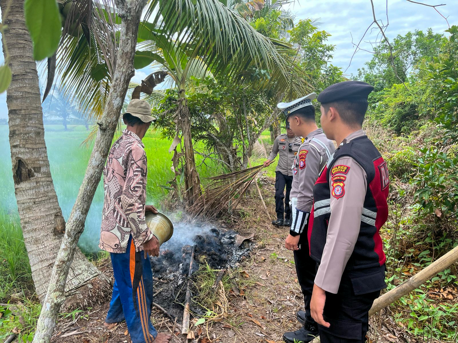 Petugas patroli kamtibmas Polres Seruyan saat menemukan seorang warga yang membakar lahan, Sabtu (7/3).
