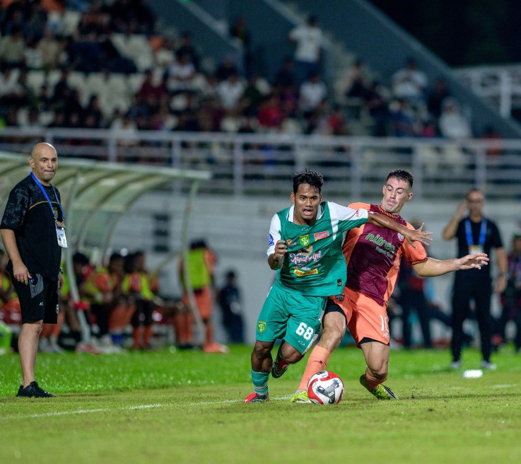 Pertemuan pemain Borneo FC dan Persebaya Surabaya dilanjutan pekan ke 25 Indonesia Super League 2025/2025, Sabtu (7/3).