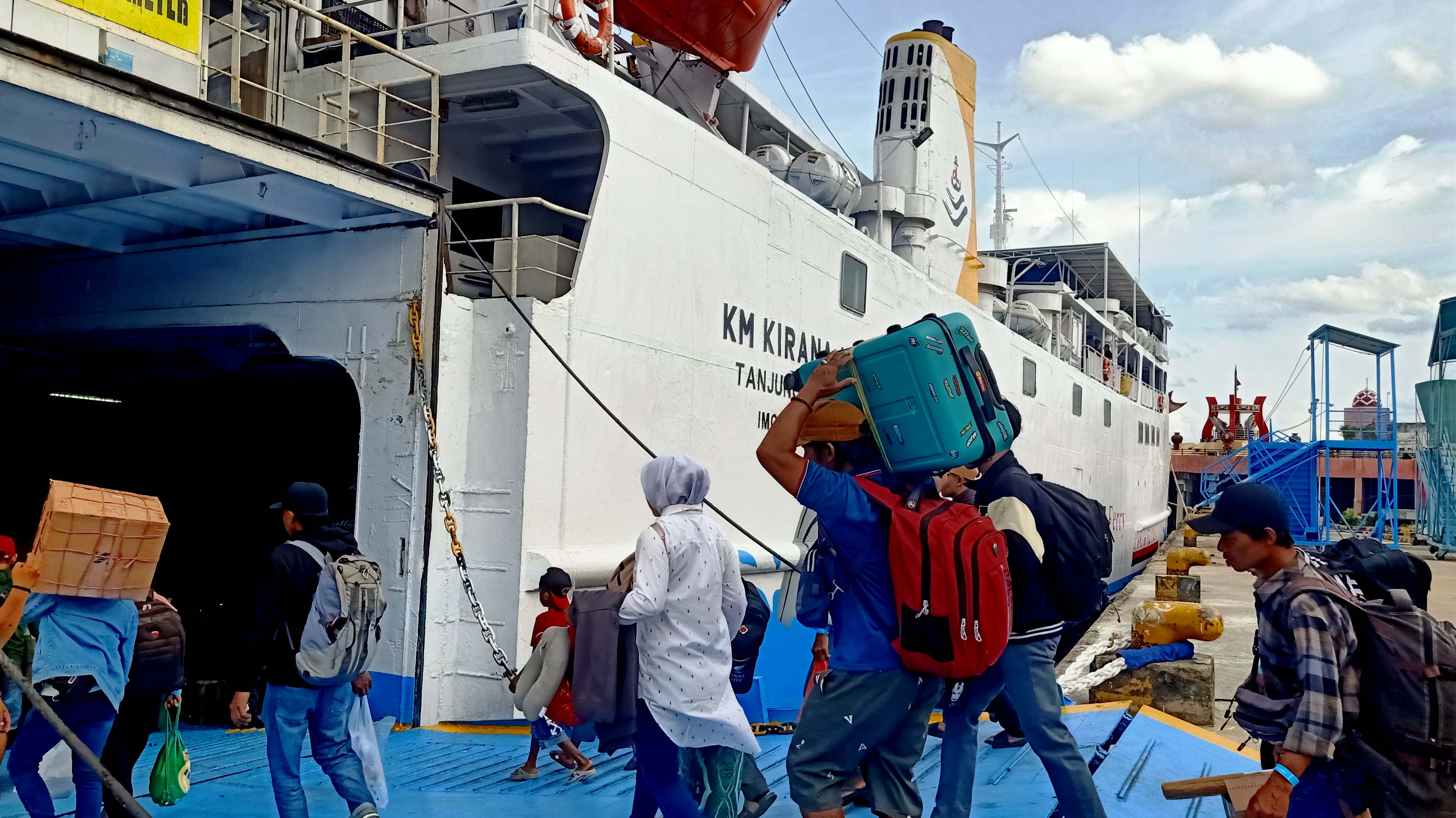 Penumpang melakukan proses naik kapal KM Kirana III di Pelabuhan Sampit sebelum bertolak menuju Pelabuhan Tanjung Perak, Surabaya, Sabtu (7/3). 