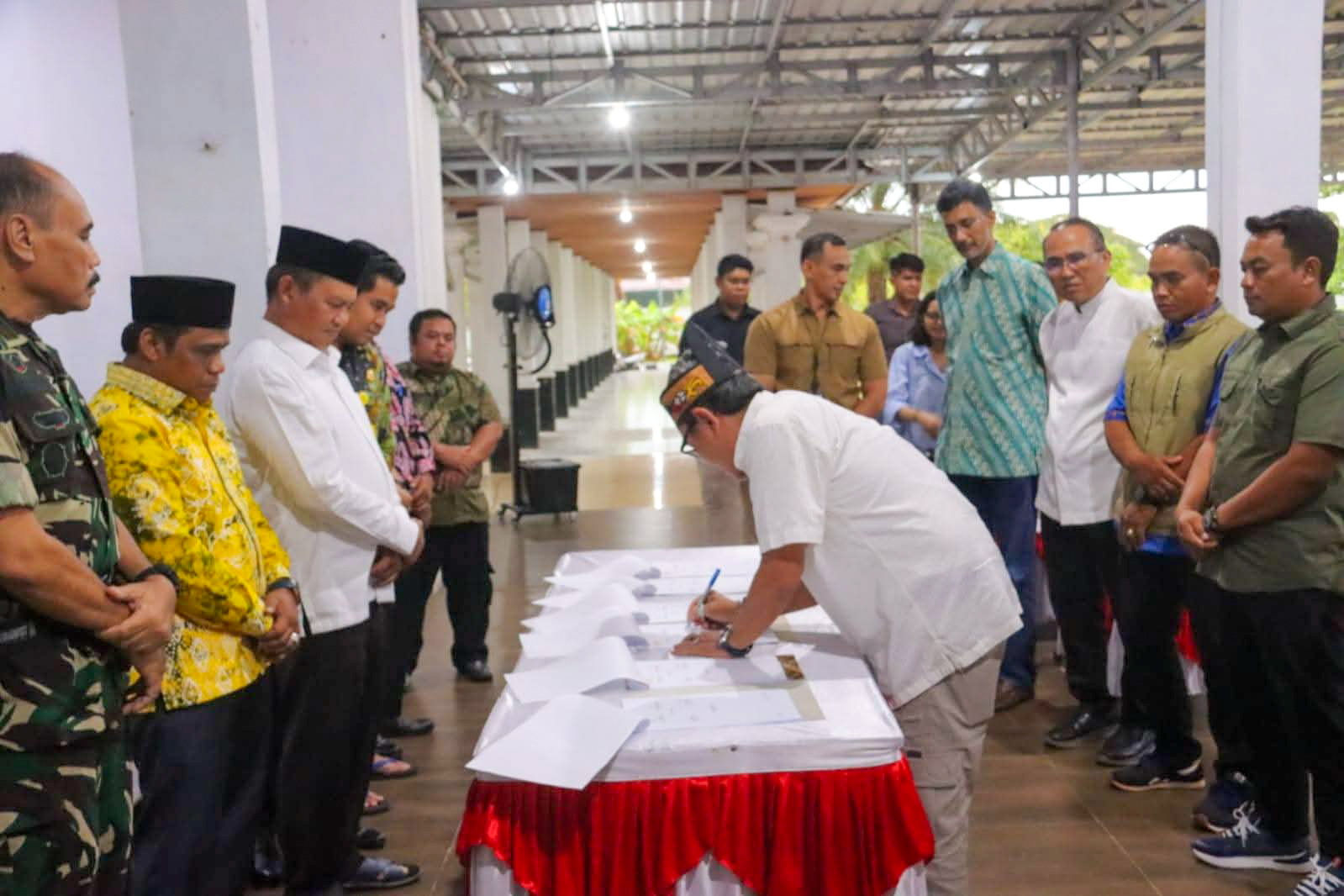 Penandatanganan kesepakatan, pembangunan kebun masyarakat di tiga desa di Kecamatan Sembuluh, Kabupaten Seruyan, (7/3).