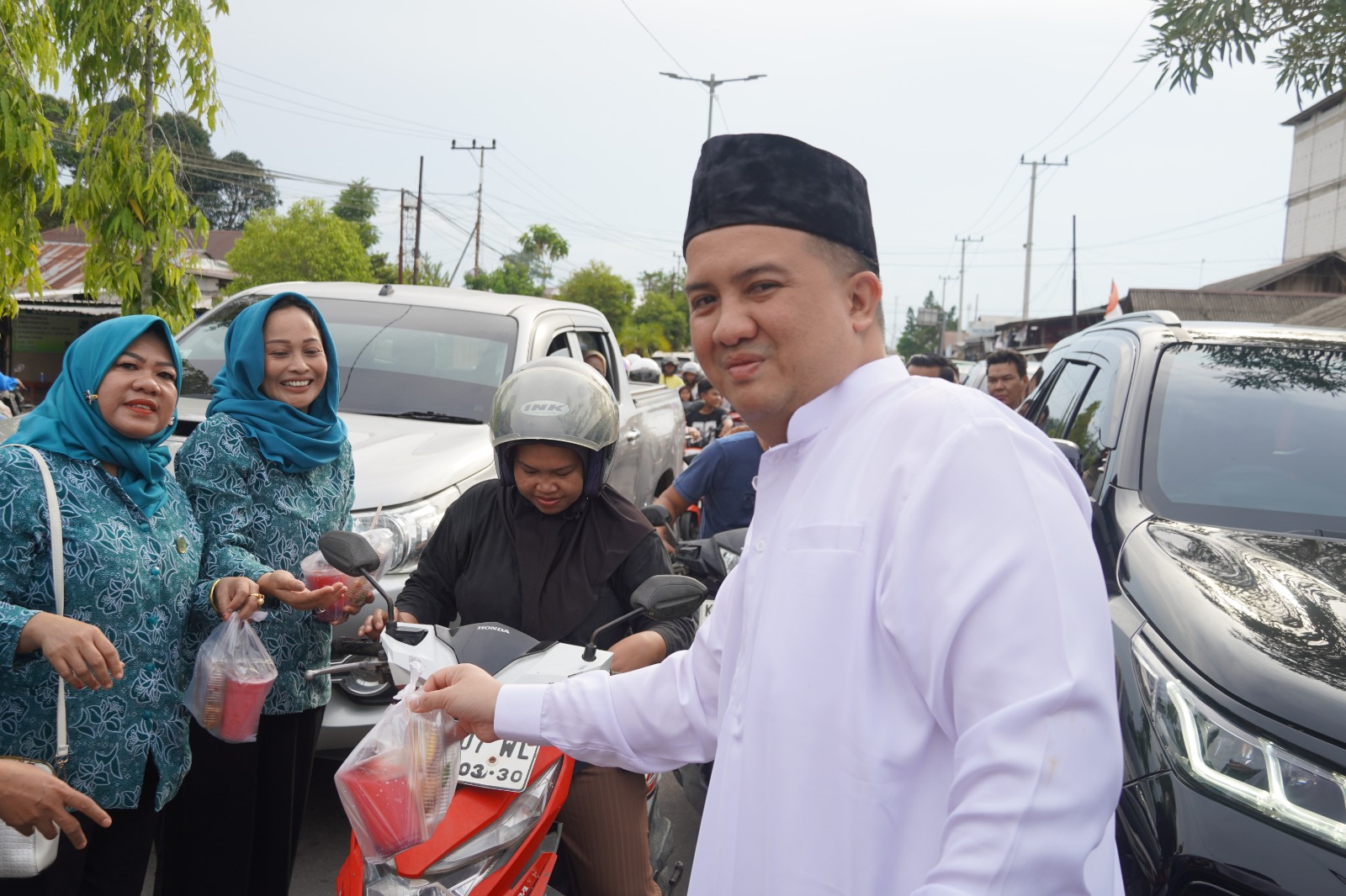 Bupati Lamandau bersama pengurus TP-PKK membagikan takjil kepada warga.  