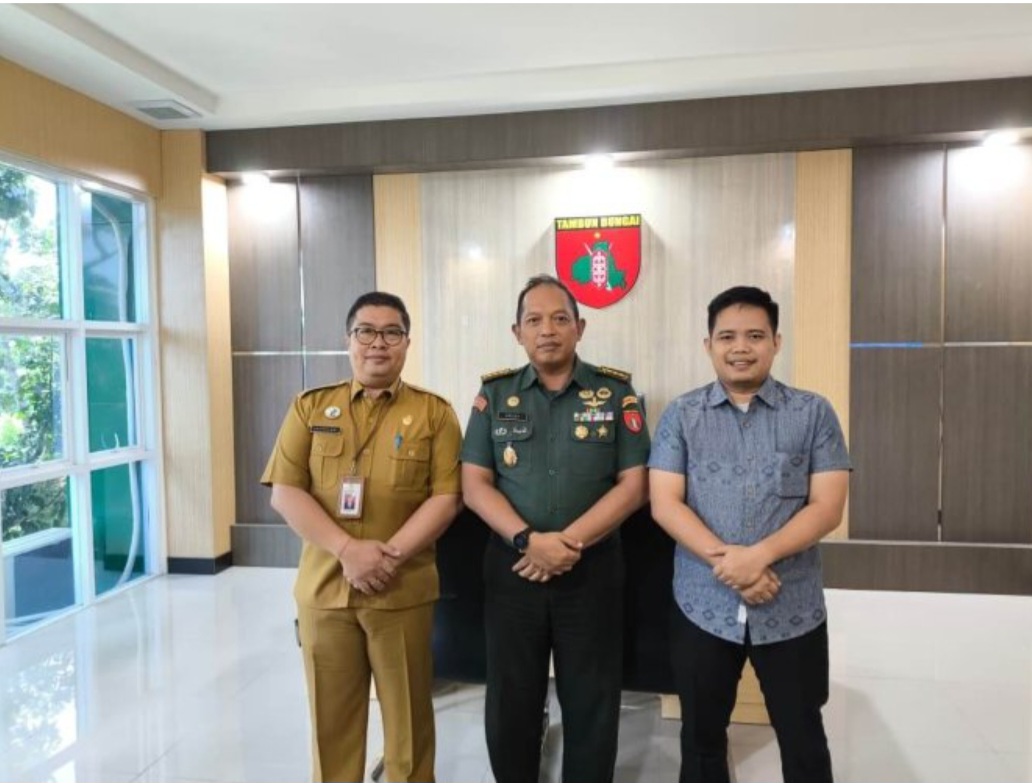 Kepala Dinas Pertanian Kabupaten Gumas Aryantoni (kiri) bersama Asisten Teritorial Pangdam XXII/Tambun Bungai Kolonel Arif Hidayat, usai melak