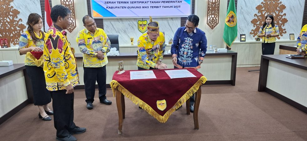 Suasana serah terima sertifikat tanah milik pemkab setempat, belum lama ini.   