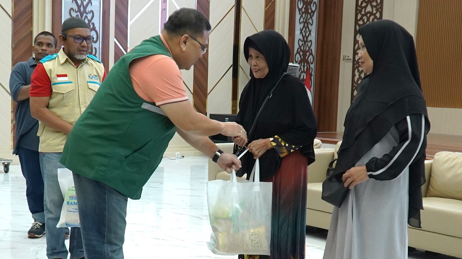  TERANG BERKAH RAMADAN: General Manager PLN UID Kalselteng Iwan Seolistijono  secara simbolis menyerahkan paket sembako murah kepada salah satu masyarakat.      
