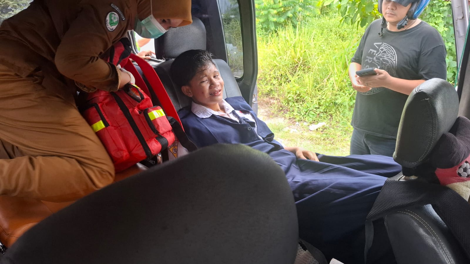 EVAKUASI: Seorang siswi SMP saat dilarikan ke rumah sakit menggunakan mobil ambulans usai terlibat kecelakaan di perempatan Jalan Walter Condrat - Hasan Mansur, Kecamatan Baamang, Sampit, Senin (9/3) 