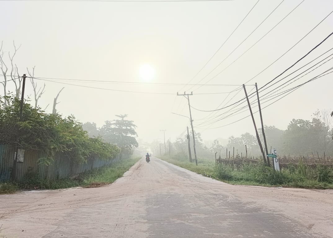Kabut menyelimuti sekitar kawasan Kecamatan Mentawa Baru Ketapang, sejak pagi, Senin (9/3/2026). (Usay Nor Rahmad/Radar Sampit)
