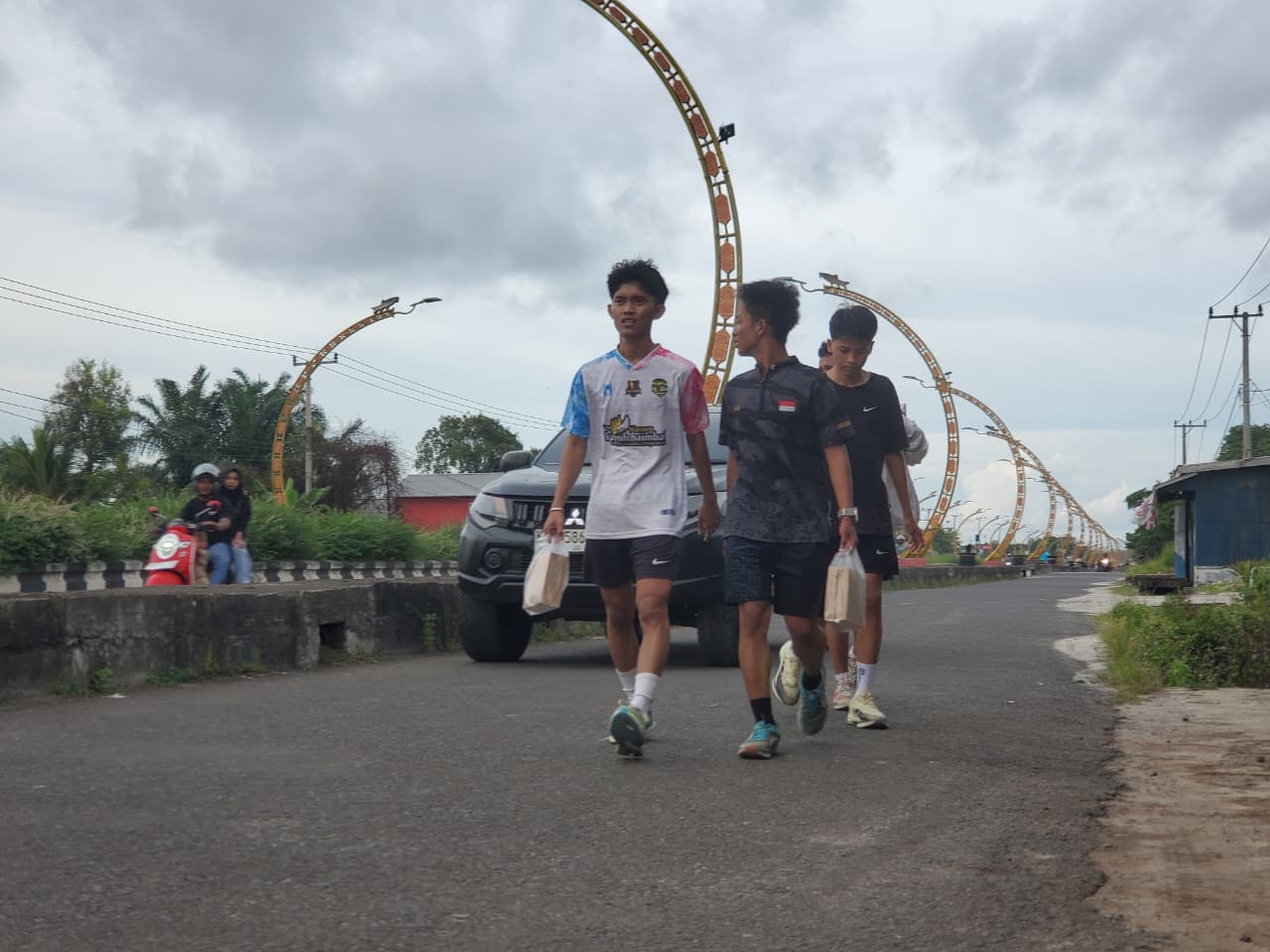 Sejumlah warga berolahraga di kawasan Terowongan Nur Mentaya sembari menunggu waktu berbuka puasa. (Usay Nor Rahmad/Radar Sampit)