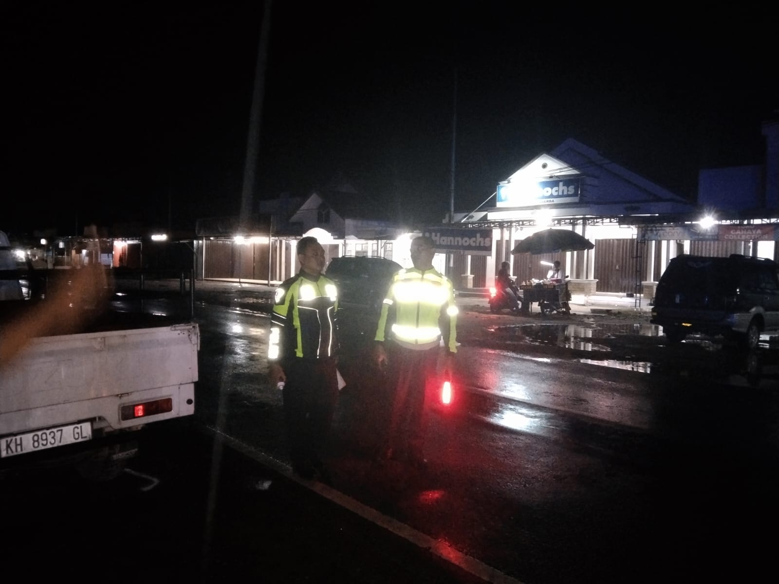 OLAH TKP: Satlantas Polres Kobar saat melakukan olah tempat kejadian perkara kecelakaan lalulintas di kilometer 15, Jalan Ahmad Yani, Bumiharjo, Kecamatan Kumai, Kabupaten Kobar, Sabtu (7/3) malam