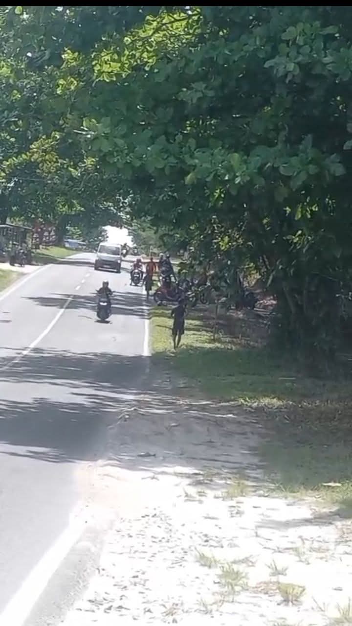 Situasi Jalan utama Pasir Panjang, Desa Batu Belaman, Kecamatan Kumai, Kabupaten Kotawaringin Barat (Kobar) ketika ada Kendaraan tergelincir tumpahan solar di, Senin (9/3)