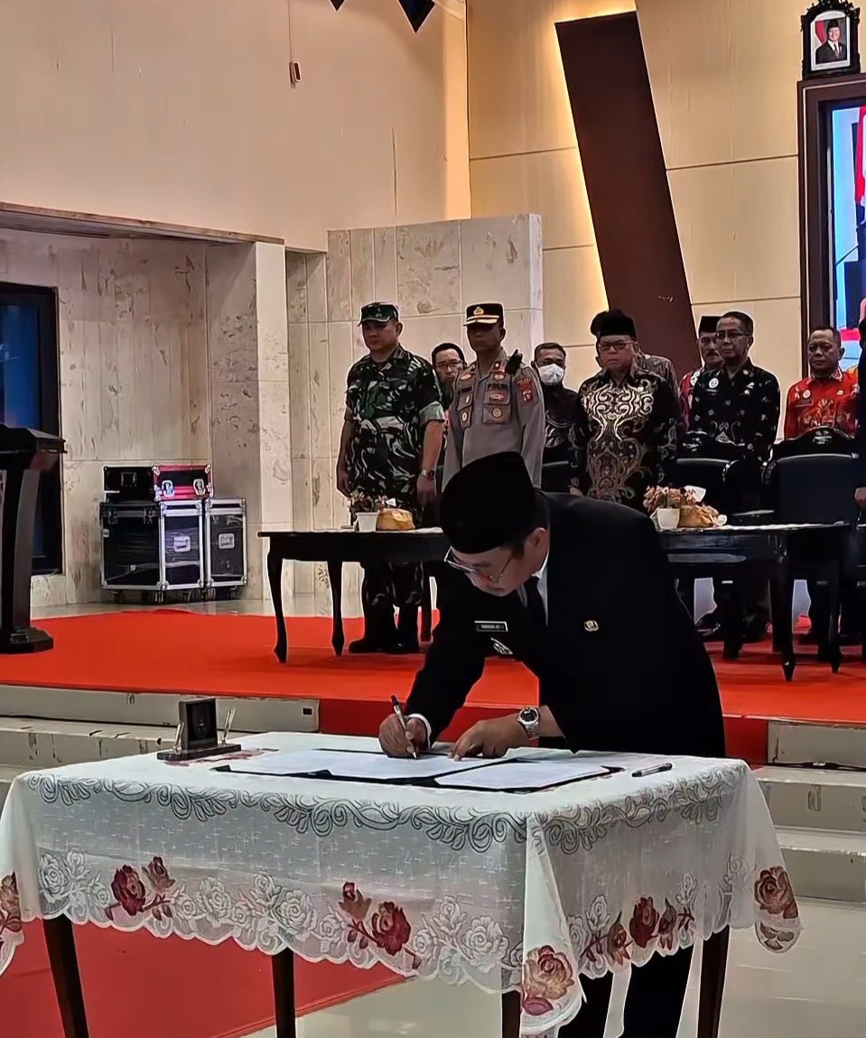 Bupati Sukamara Masduki saat melantik pimpinan pratama mengisi kekosongan kepala OPD yang kosong.   