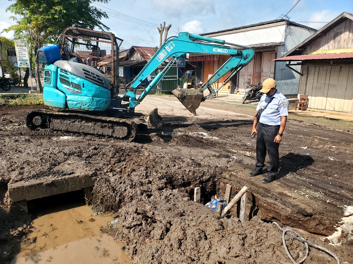 Perbaikan pipa PDAM bocor di Jalan&nbsp;Walter Condrat Sampit. (warga/radar sampit)