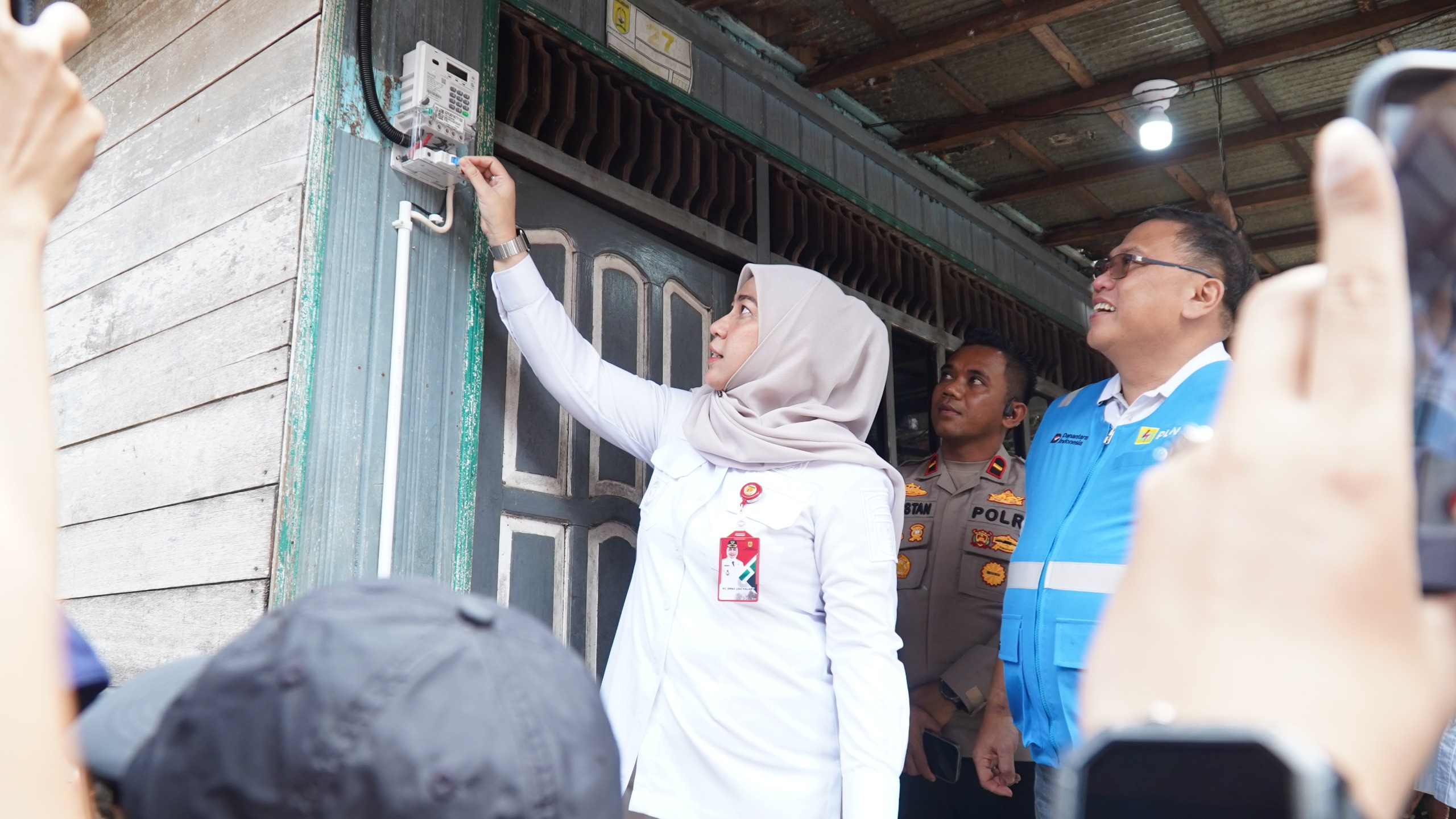 Penyalaan rumah Ibu Titin oleh Wali Kota Banjarbaru Hj. Erna Lisa Halaby melalui program LUTD, disaksikan GM PLN UID Kalselteng Iwan Soelistijono dan seluruh tamu undangan  