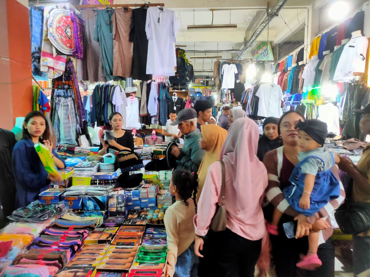 MULAI RAMAI: Pengunjung Pusat Perbelanjaan Mentaya (PPM) Sampit mulai ramai menjelang Lebaran, Minggu (8/3/2026). 