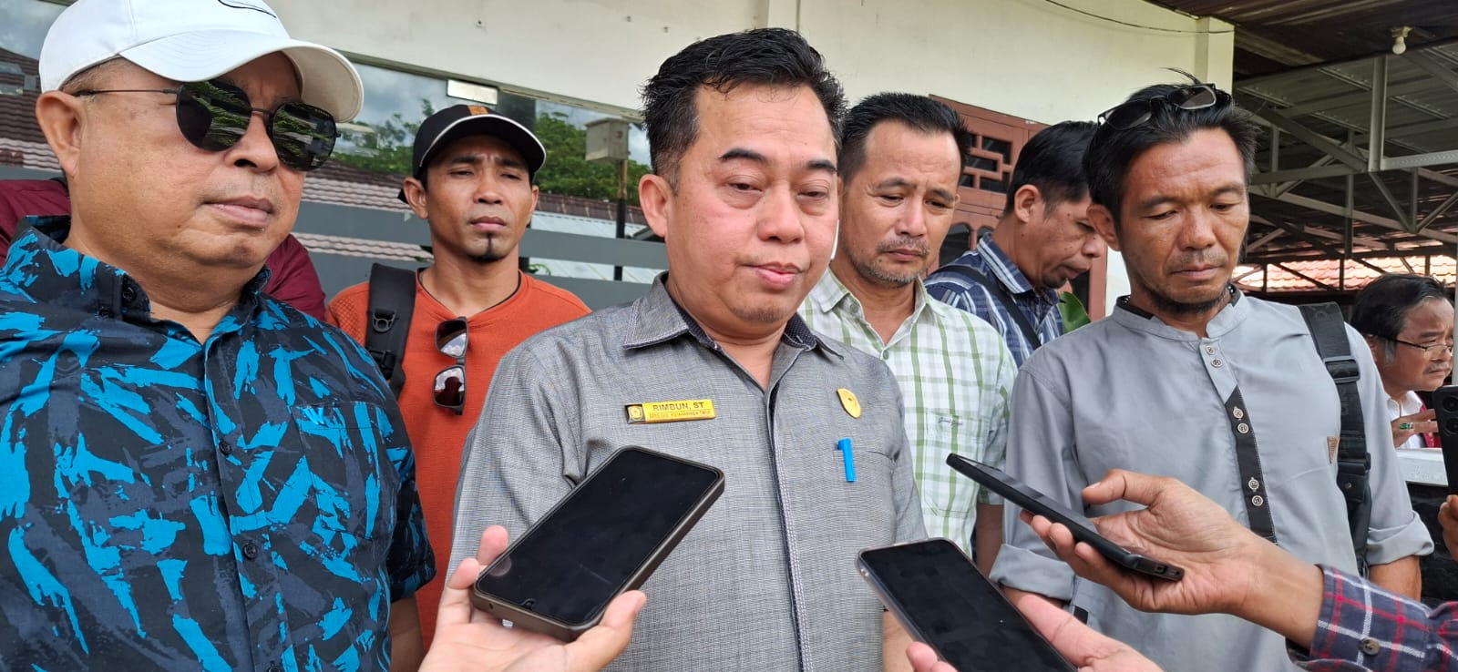 Ketua DPRD Rimbun saat memberikan keterangan kepada awak media. (Rado/Radar Sampit)