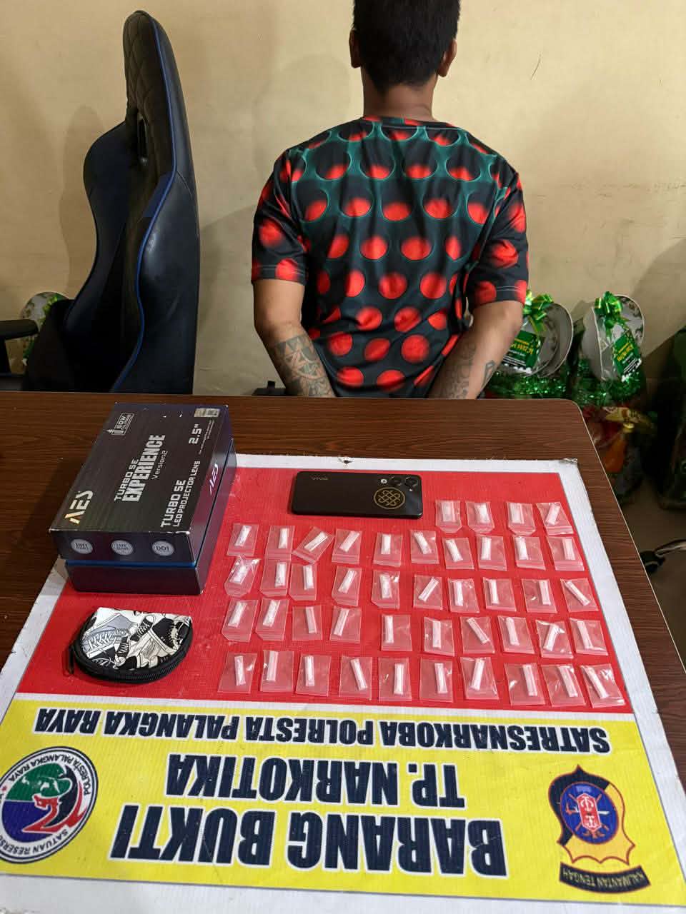 Pria inisial S (36) saat diamankan Satresnarkoba Polresta Palangka Raya bersama puluhan paket sabu siap edar. 