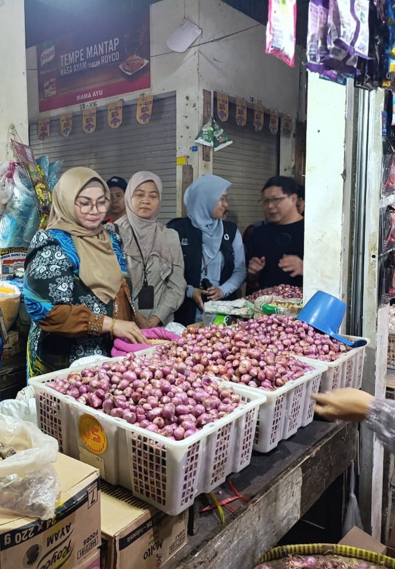 Wakil Bupati Kotim Irawati dan beberapa perwakilan dinas terkait,saat meninjau harga bahan pokok di PPM Sampit, awal Ramadan lalu.