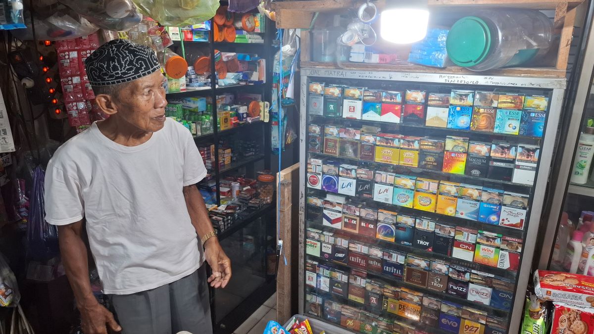 WASPADA UPAL : Amrul, pedagang kelontong ini mulai mewaspadai aksi kejahatan menjelang lebaran. 