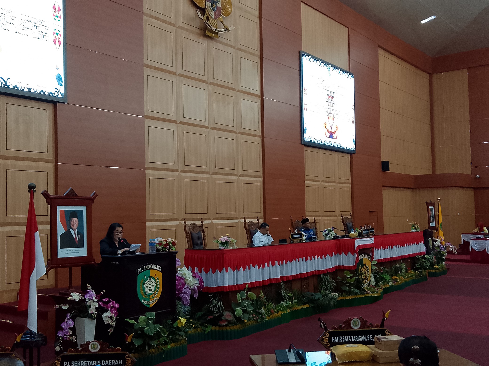 Wakil Ketua DPRD Palangka Raya Nenie Adriati Lambung, saat menyampaikan laporan pada rapat paripurna beberapa waktu lalu.