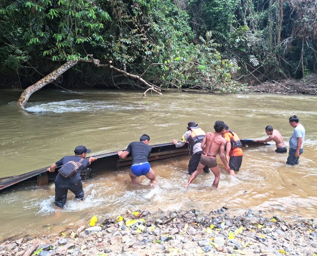 Warga dan petugas gabungan saat menemukan perahu pemancing yang terbalik di Riam sekitar Desa Kinipan, Kecamatan Batangkawa, Kabupaten Lamandau, Senin (9/3).