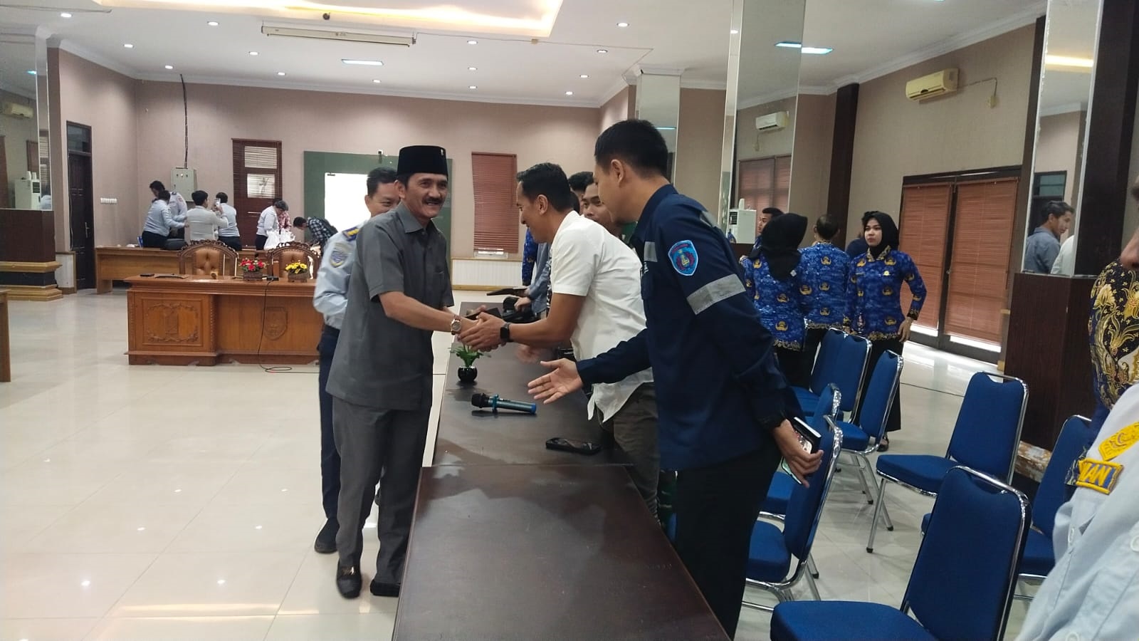 Ketua DPRD bersalaman usai rakoor kesiapan penyelenggaraan angkutan Lebaran di aula Sangga Banua Kantor Bupati Kobar.