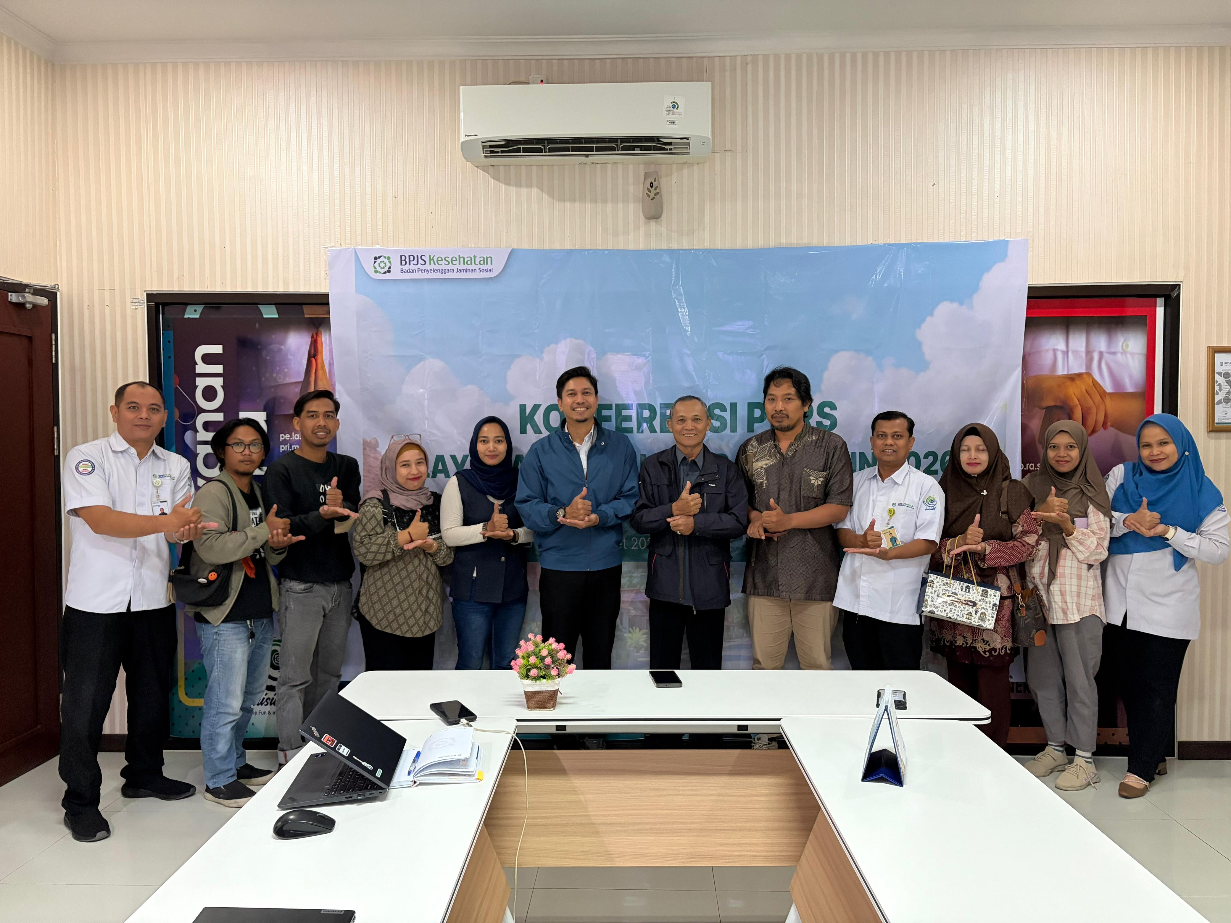 Sejumlah wartawan dari berbagai media sedang mengikuti konferensi pers di BPJS Kesehatan Cabang Sampit, Senin (9/3) sore. 