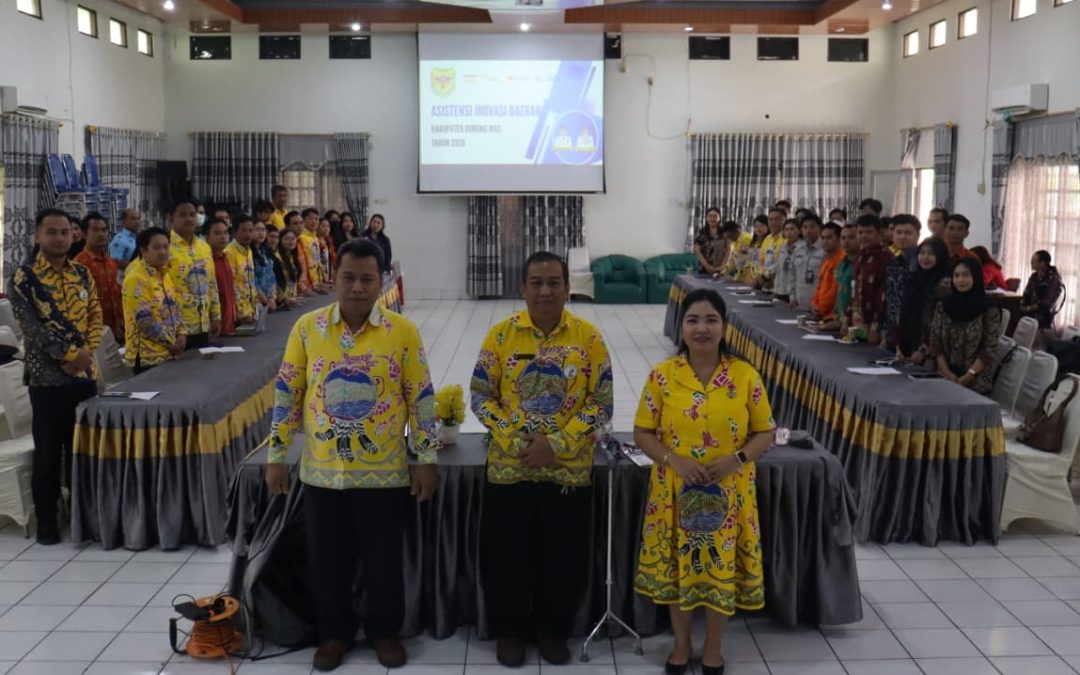 Para peserta kegiatan asistensi inovasi daerah tahun 2026, berfoto bersama usai kegiatan, di aula bapperida setempat, pekan lalu.