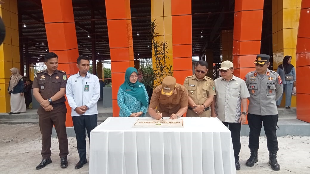 Bupati Sukamara Masduki menandatangani prasasti peresmian bangunan baru Pasar Saik Sukamara.