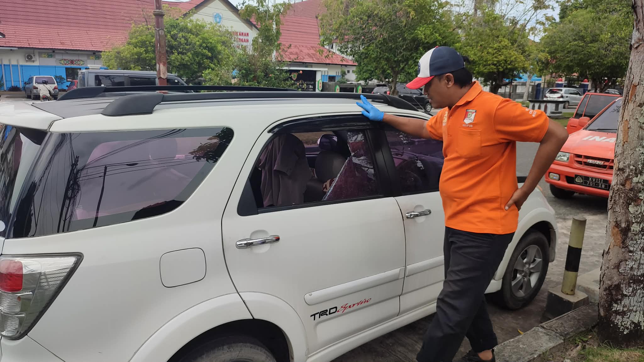 Personel Inavis Polresta Palangka Raya mengamati salah satu mobil yang menjadi korban curat. 