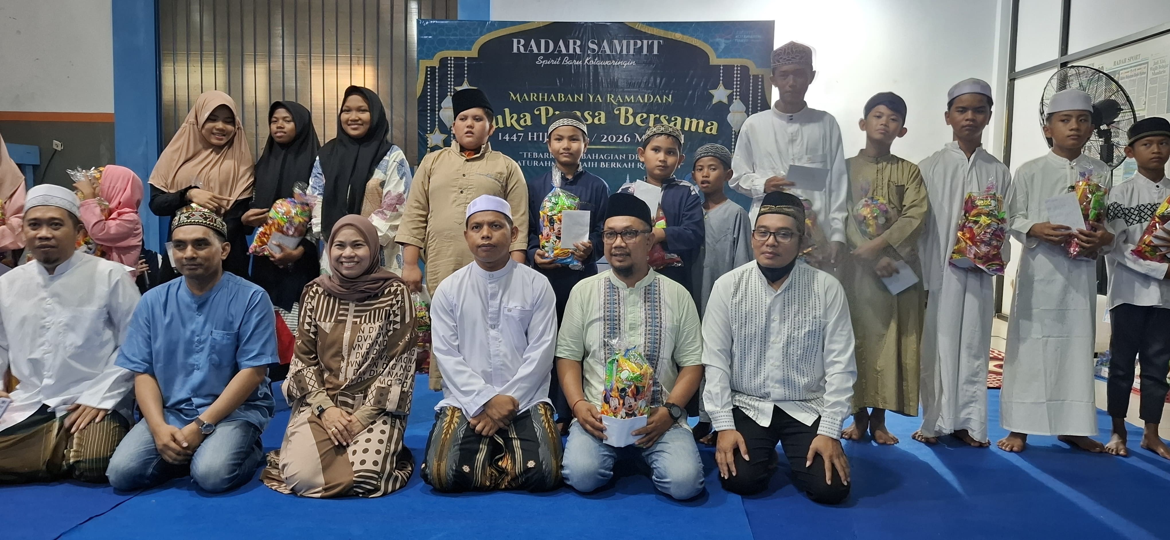 Jajaran Manajemen Radar Sampit, bersama anak-anak panti asuhan Annida Qolbu, dan anak-anak karyawan, setelah berbagi bingkisan dan santunan dalam kegiatan buka puasa bersama, Selasa (10/3/2026).