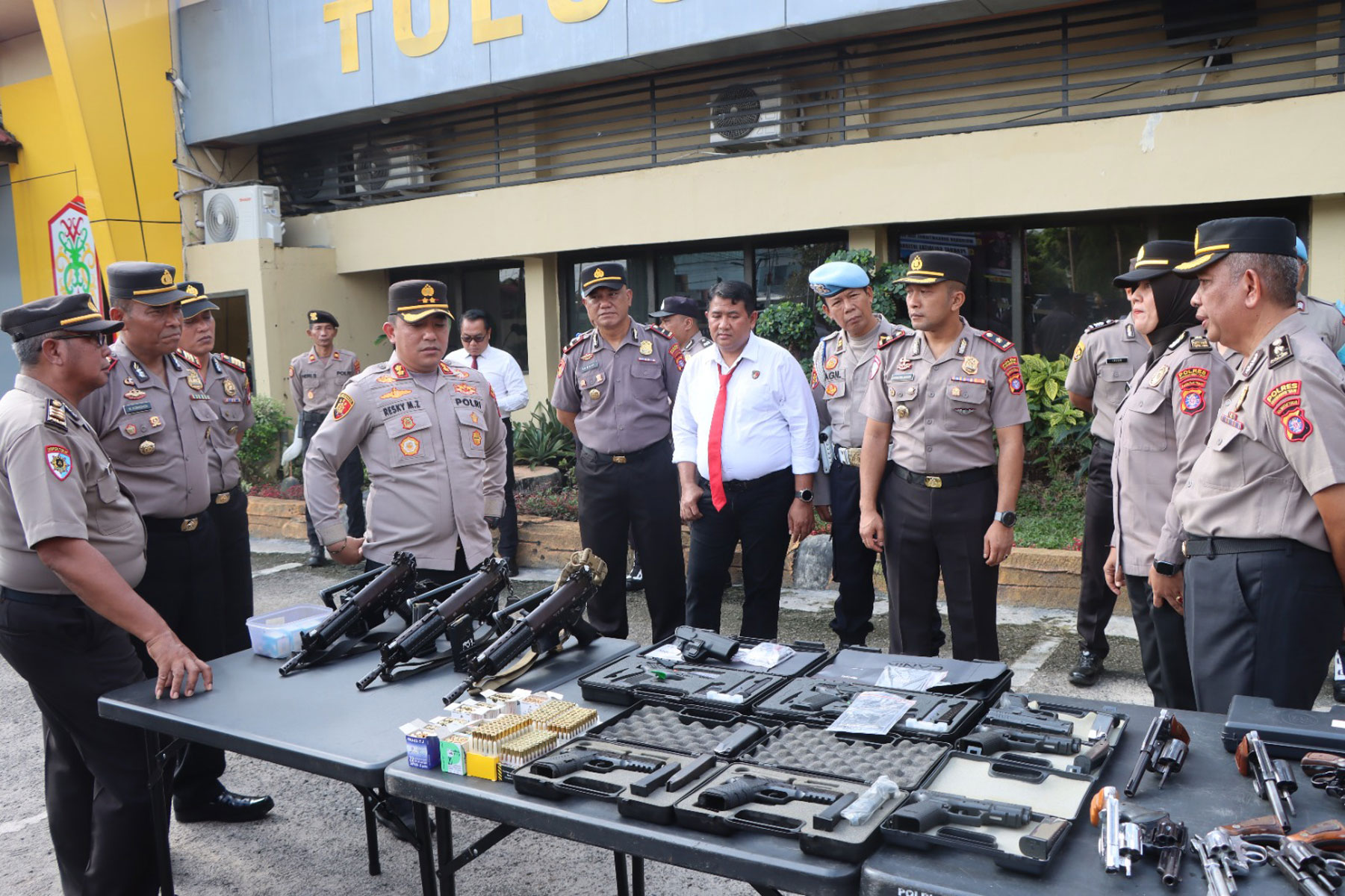 SENPI: Kapolres Kotim AKBP Resky Maulana Zulkarnain memimpin pemeriksaan senjata api (senpi) personel di Mapolres Kotim. 