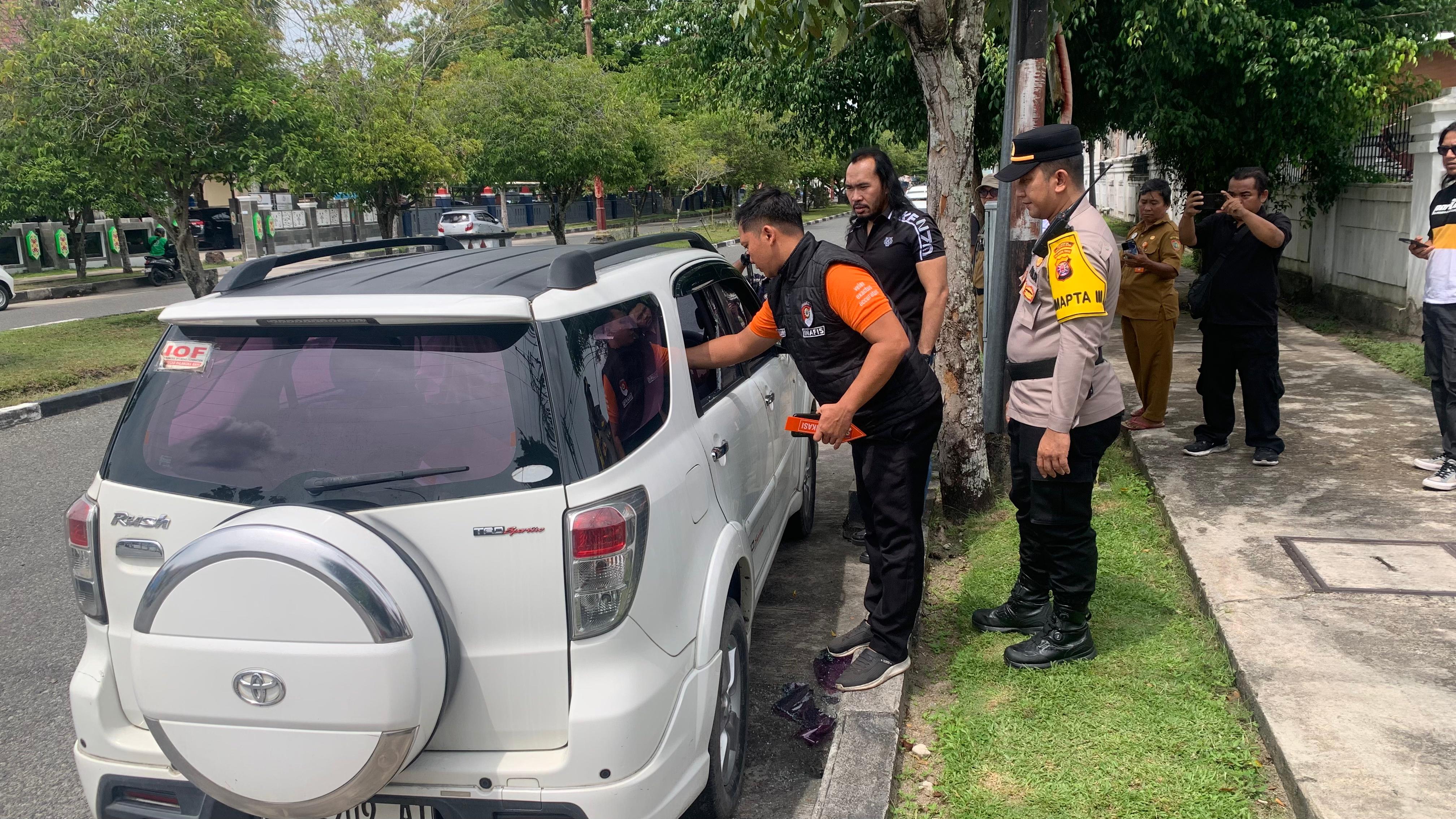 OLAH TKP : Personel Inavis Polresta Palangka Raya saat melakukan olah TKP salah satu mobil yang me njadi korban pecah kaca.DODI RADAR SAMPIT