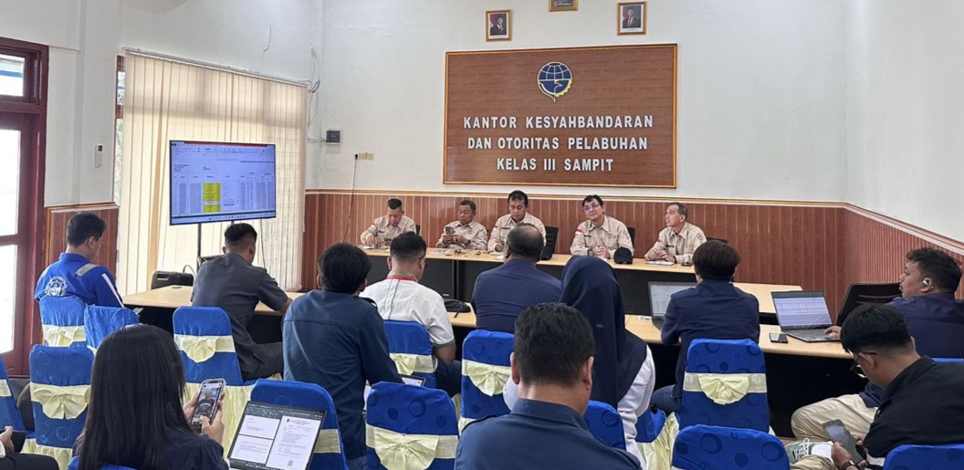 KSOP Kelas III Sampit rapat pembahasan dan evaluasi pelayanan pemanduan serta penundaan kapal bersama PT Pelindo Cabang Sampit dan Bagendang, di ruang rapat Kantor Lama KSOP Sampit, Selasa (10/3)