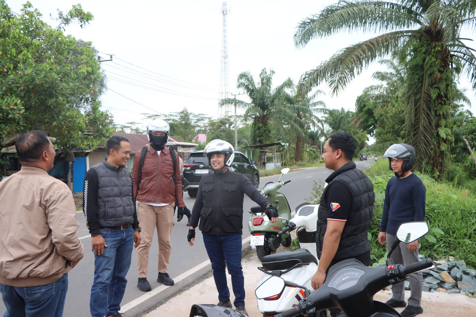 CEK LAPANGAN: Kapolres Kotim AKBP Resky Maulana Zulkarnain meninjau pembangunan pos pengamanan di Jalan HM Arsyad, Sampit, baru-baru tadi. FOTO: HUMAS POLRES KOTIM/RADAR SAMPIT