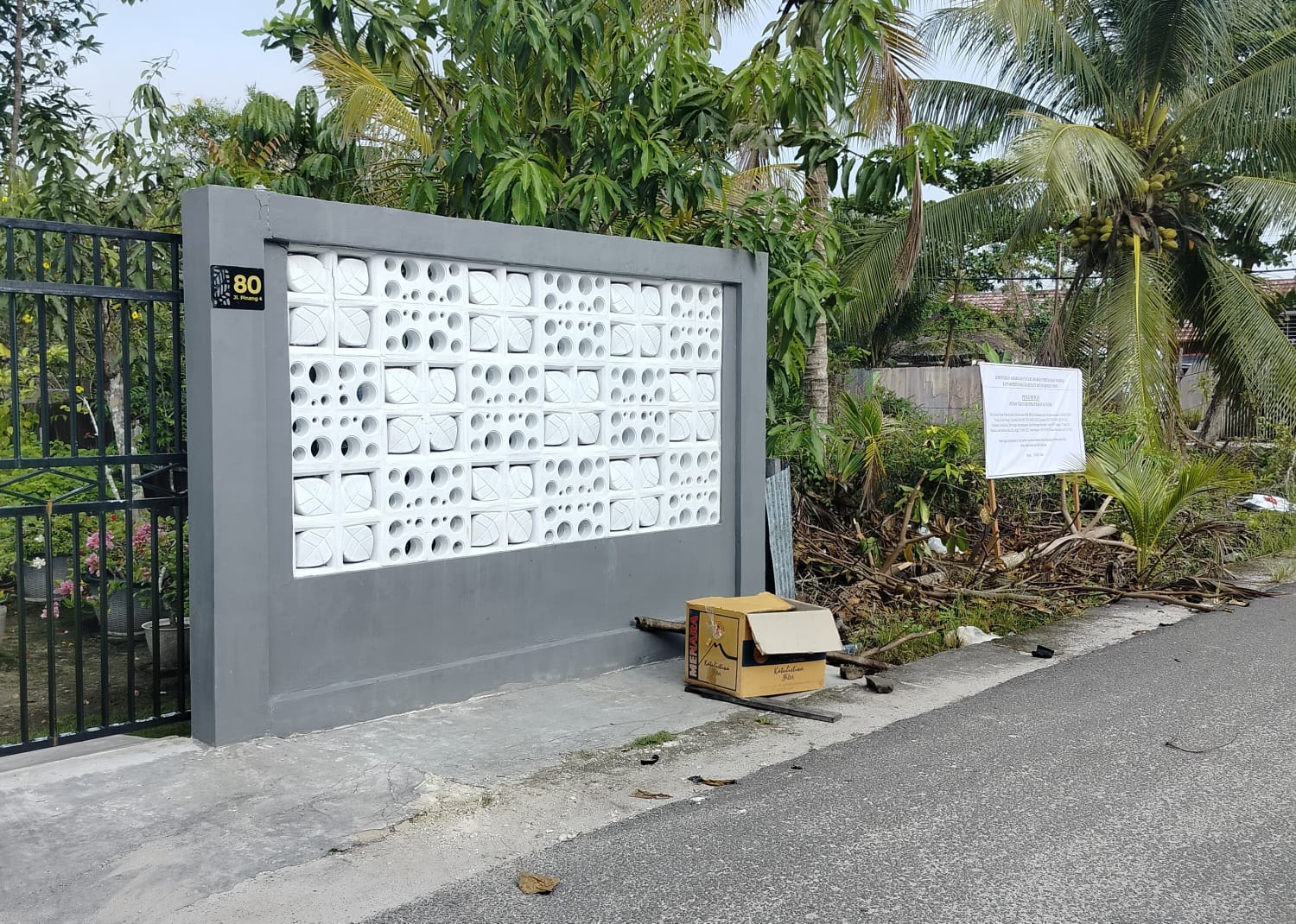 Kardus misterius berisi ular di depan rumah warga di Jalan Pinang IV, Kelurahan Mentawa Baru Hilir, Kecamatan Mentawa Baru Ketapang, diduga ditaruh dengan sengaja oleh orang yang tak bertanggung jawab