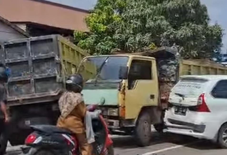 Kecelakaan melibatkan dua truk dan satu mobil jenis minibus di Jalan Pramuka Sampit, Selasa siang (10/3/2026).