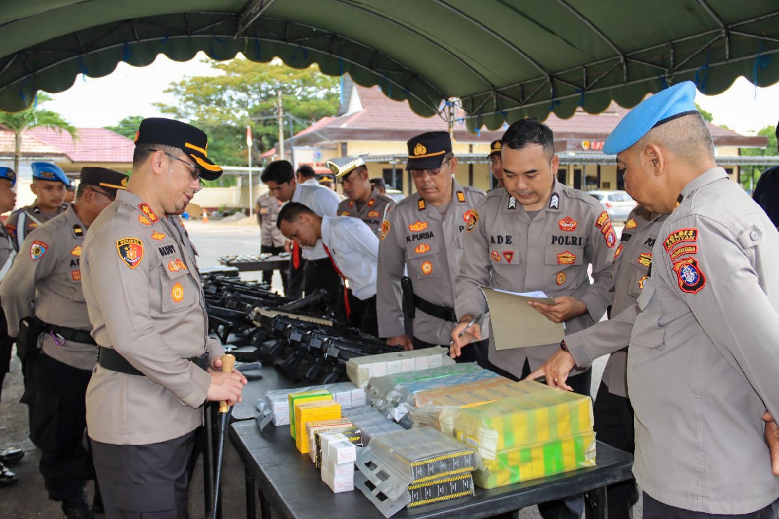 Kapolres Seruyan AKBP Beddy Suwendi memastikan seluruh senjata api berada dalam kondisi siap pakai.   