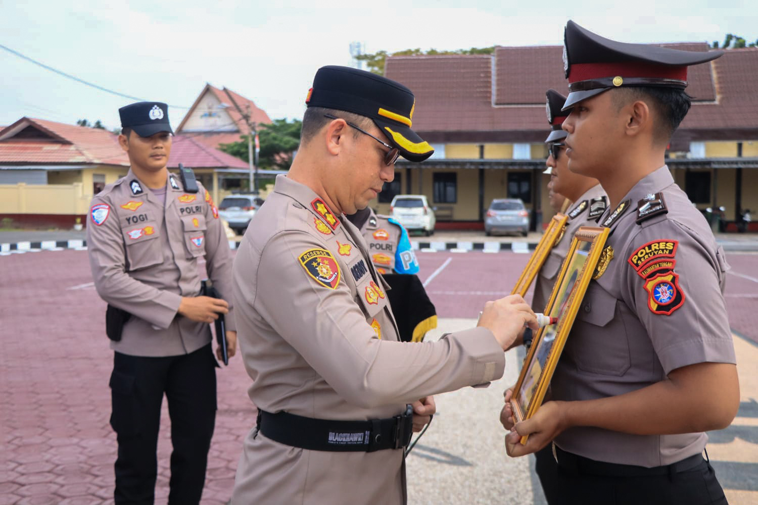 Dua anggota Polres Seruyan resmi diberhentikan tidak dengan hormat (PTDH) dari Kepolisian Republik Indonesia.
