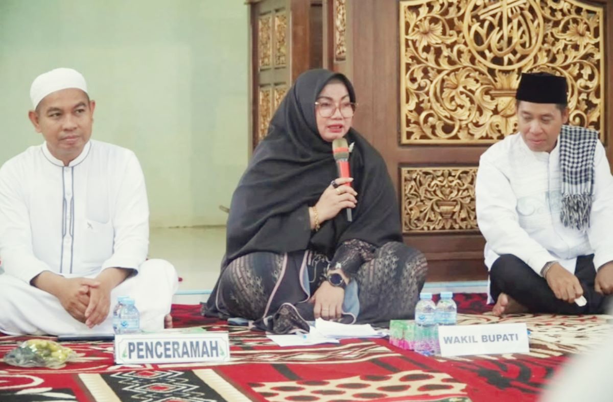 SAMBUTAN: Wabup Kotim Irawati menyampaikan sambutan pada kegiatan Safari Ramadan 1447 Hijriahdi Kecamatan Telaga Antang, Senin (9/3/2026) petang. 