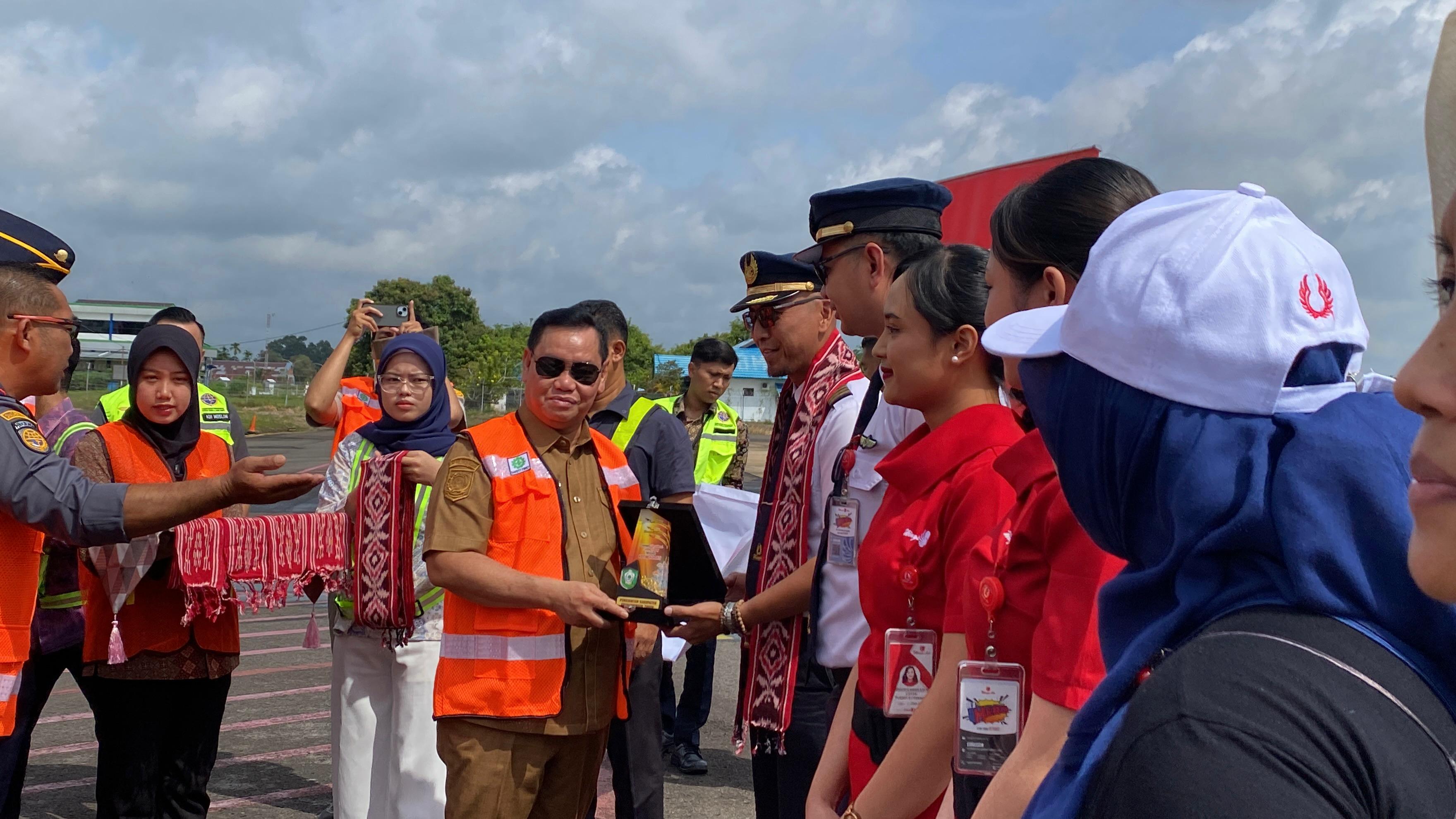 Bupati Kotim Halikinnor saat menyambut penerbangan pertama maskapai Wings Air di Bandara H Asan Sampit, Selasa (10/3).