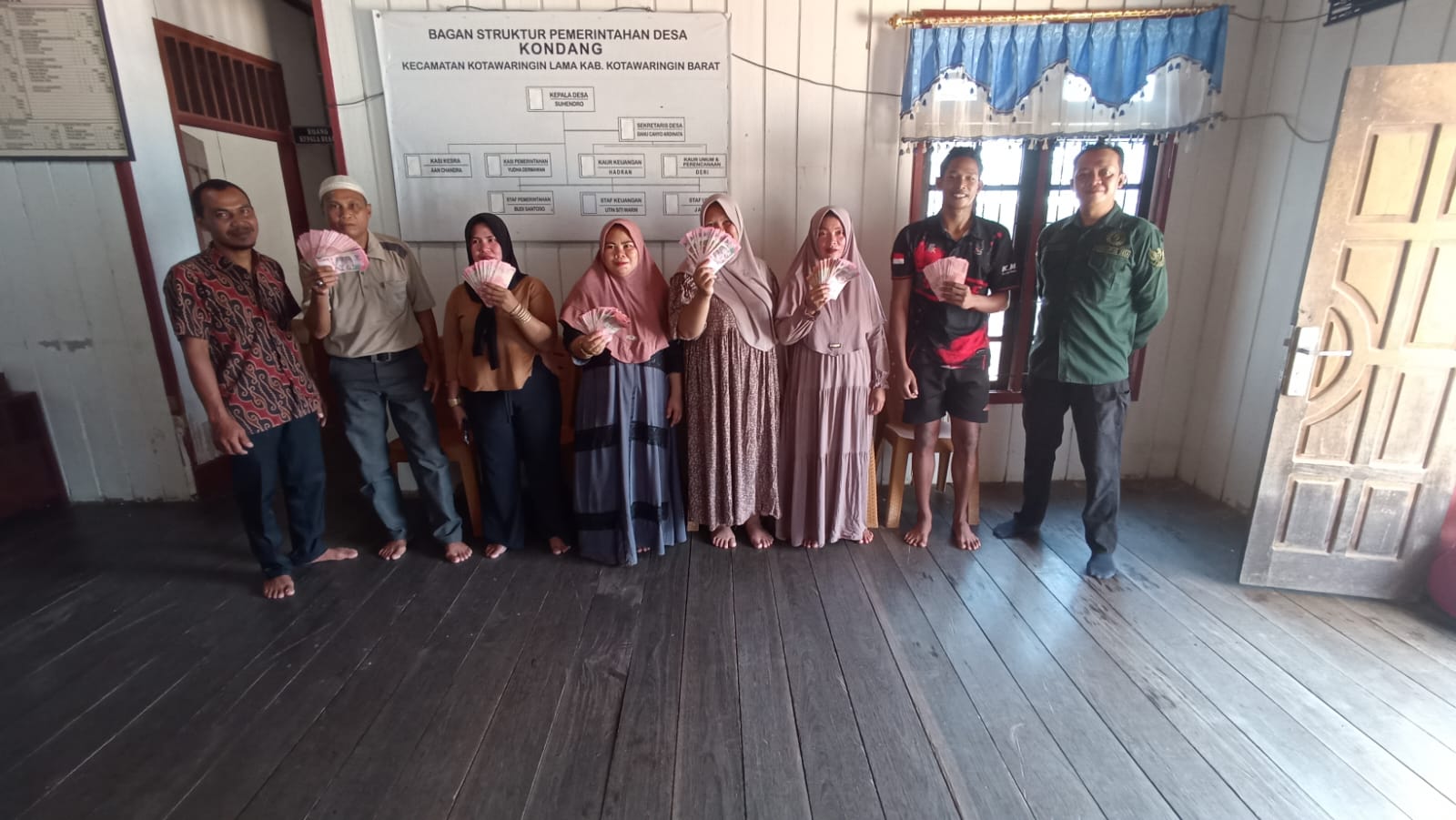 THR DESA: Sejumlah warga Desa Kondang menunjukkan uang tunai THR dari pemerintah desa setempat, Selasa (10/3/2026) (Warga/Radar Sampit)