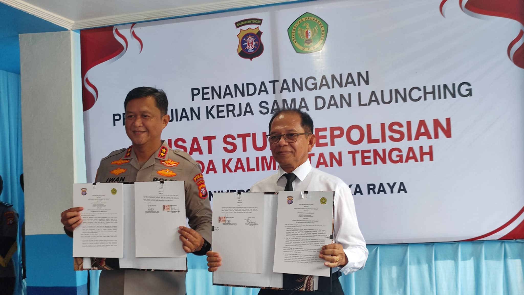 Kapolda Kalteng Irjen Pol Iwan Kurniawan dan Rektor Universitas Palangka Raya, Prof. Dr. Ir. Salampak, M.S, saat peresmian Pusat Studi Kepolisian, Selasa (10/3).