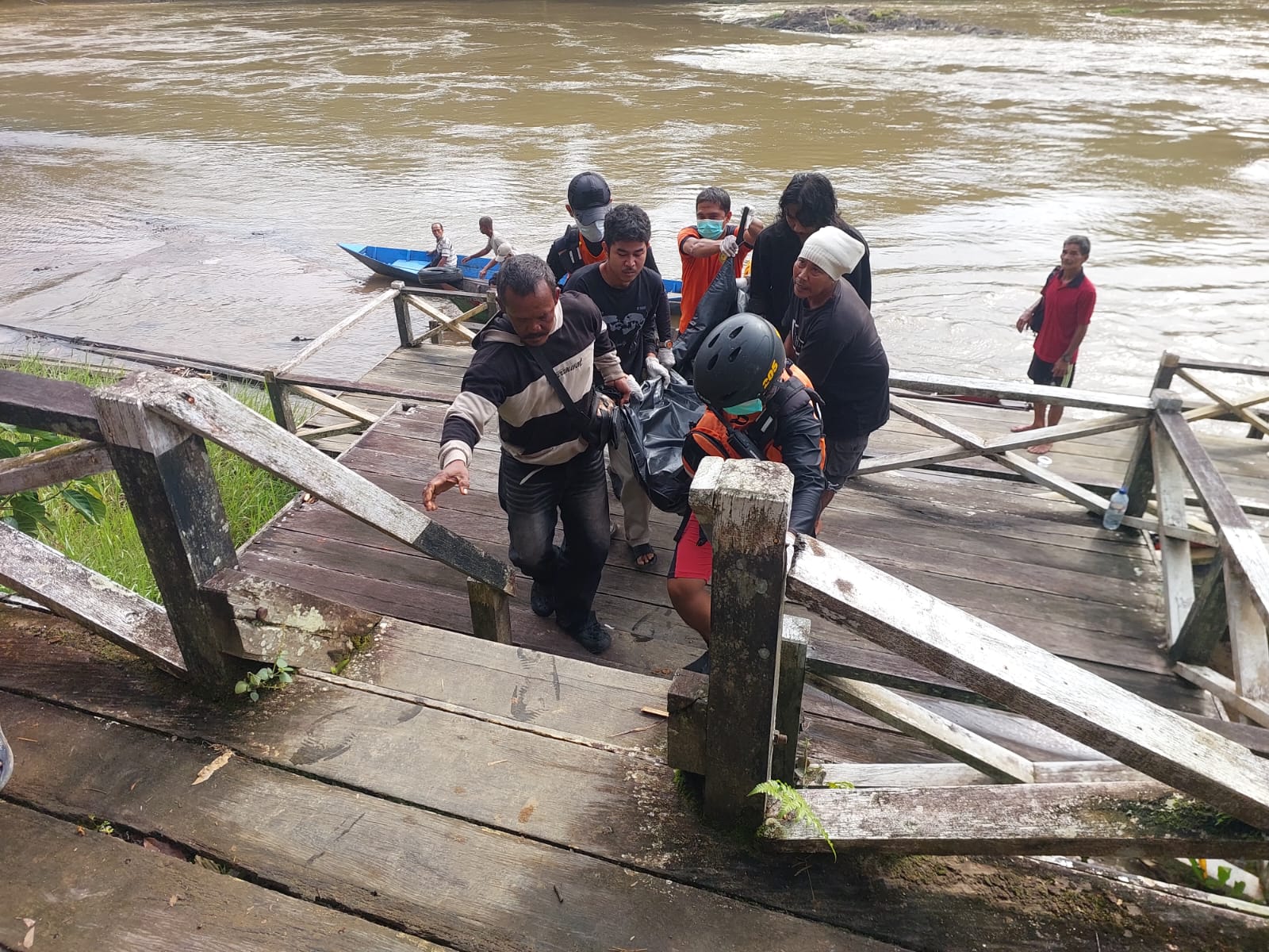 MENINGGAL: Tim SAR gabungan saat mengevakuasi jenazah Wandi, pemancing asal Pangkalan Bun yang tenggelam di Sungai Kinipan. (Tim SAR/Radar Sampit)