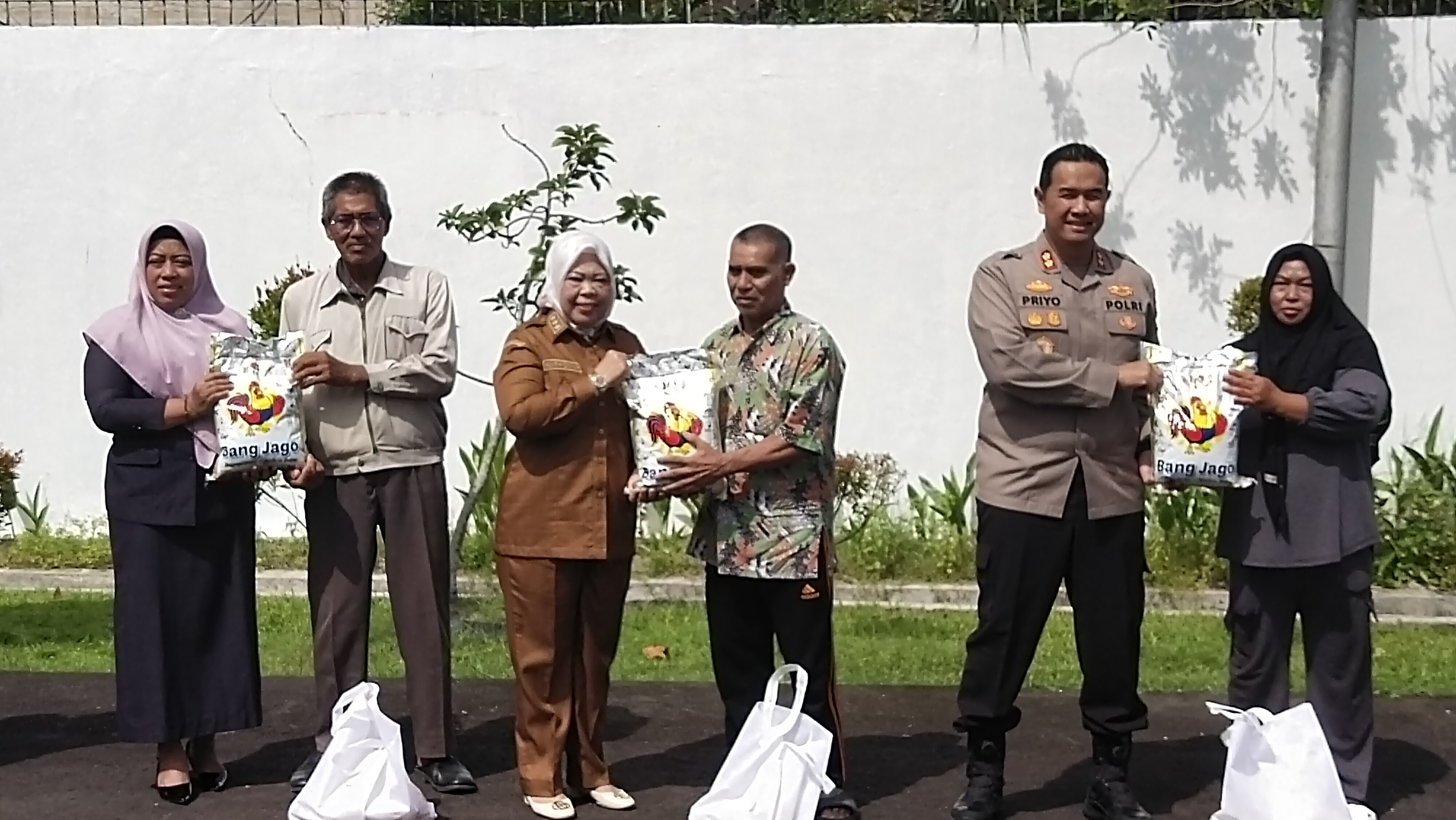 Bupati Kotawaringin Barat menyerahkan paket sembako secara simbolis pada operasi pasar di Rumah Jabatan Bupati, Jalan Pangeran Antasari Selasa 10 Maret 2026.