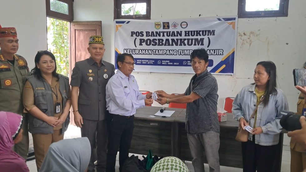 Suasana penyaluran kartu huma betang sejahtera kepada warga di Kelurahan Tampang Tumbang Anjir, Kecamatan Kurun, Senin (9/3) sore. 