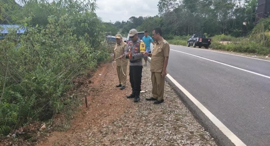 Suasana pengukuran tanah milik perangkat daerah untuk disertifikatkan, di Kelurahan Rabambang, Kecamatan Rungan Barat, belum lama ini.