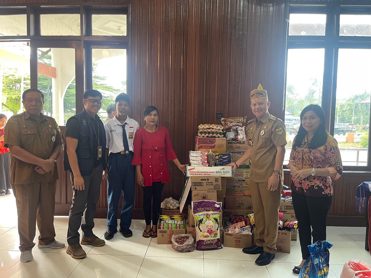 Bupati Gumas Jaya Samaya Monong ketika menyerahkan bantuan atensi dari Kemensos RI melalui Sentra Terpadu Soeharso Surakarta ke sekolah rakyat terintegrasi 54 