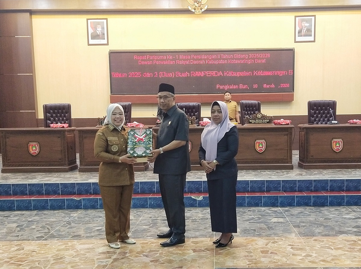Bupati Kotawaringin Barat menyampaikan LKPj kepada DPRD Kobar dalam rapat paripurna Selasa 10 Maret 2026.     