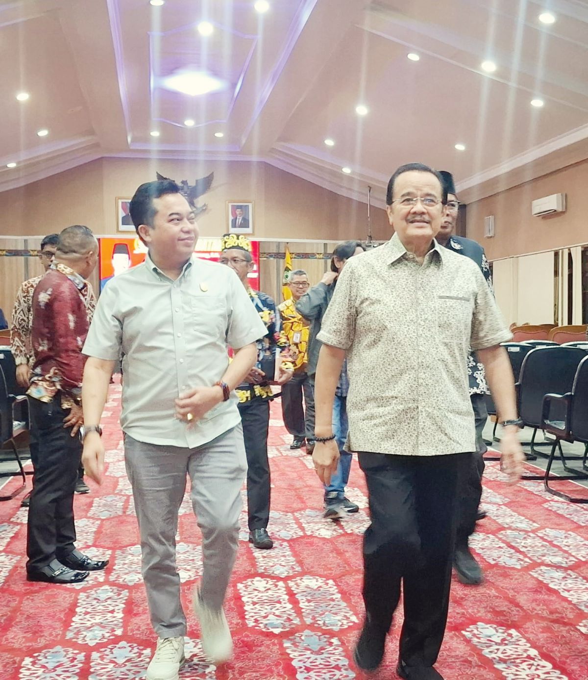 SAMBUT: Ketua DPRD Kotim Rimbun ketika menyambut kunjungan Teras Narang, Anggota DPD-RI dari Kalimantan Tengah, beberapa waktu lalu. FOTO: RADO/RADAR SAMPIT