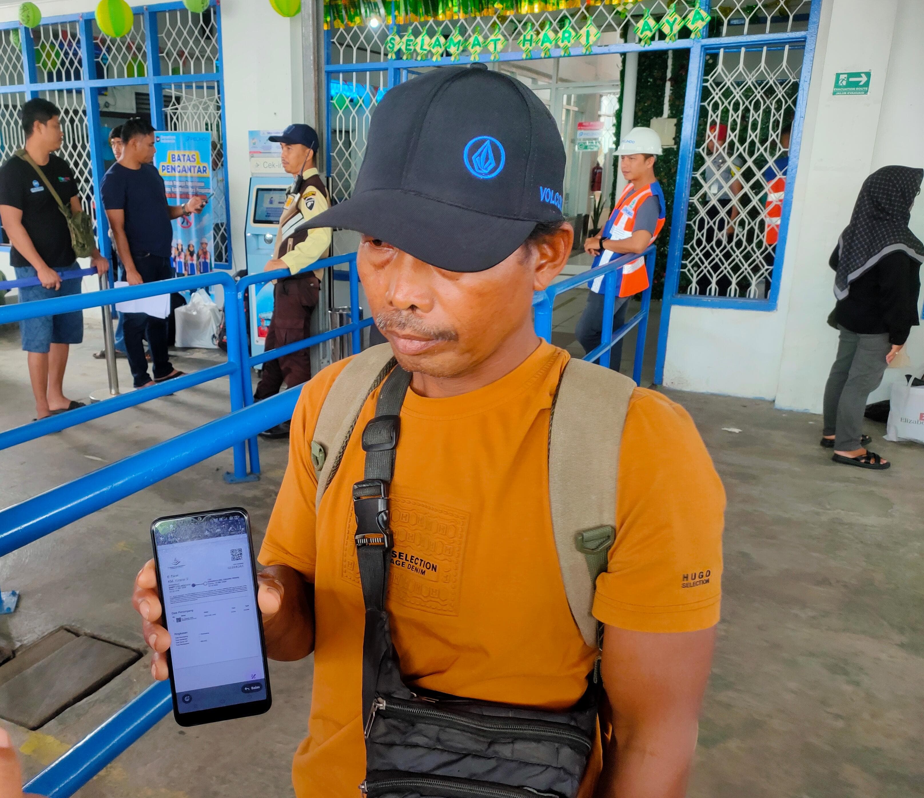 BARCODE PALSU: Calon penumpang menunjukan tiket dengan barcode palsu, yang membuatnya gagal mudik ke Surabaya, Rabu (11/3).YUNI/RADAR SAMPIT